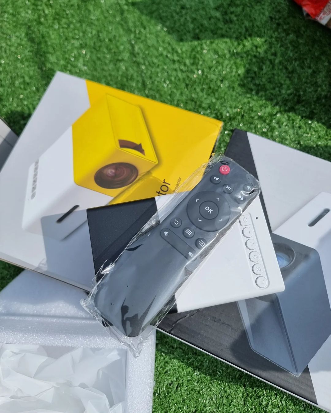 Mini Portable (600 Lumens Video 1080P)High Resolution LED Projector YG-300